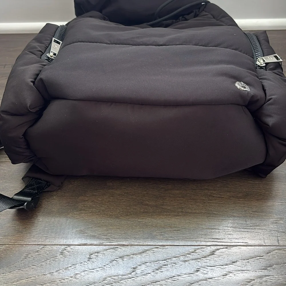 Bearpaw Puffer Flap Top Snap & bungee pull,side zip pockets,padded laptop sleeve